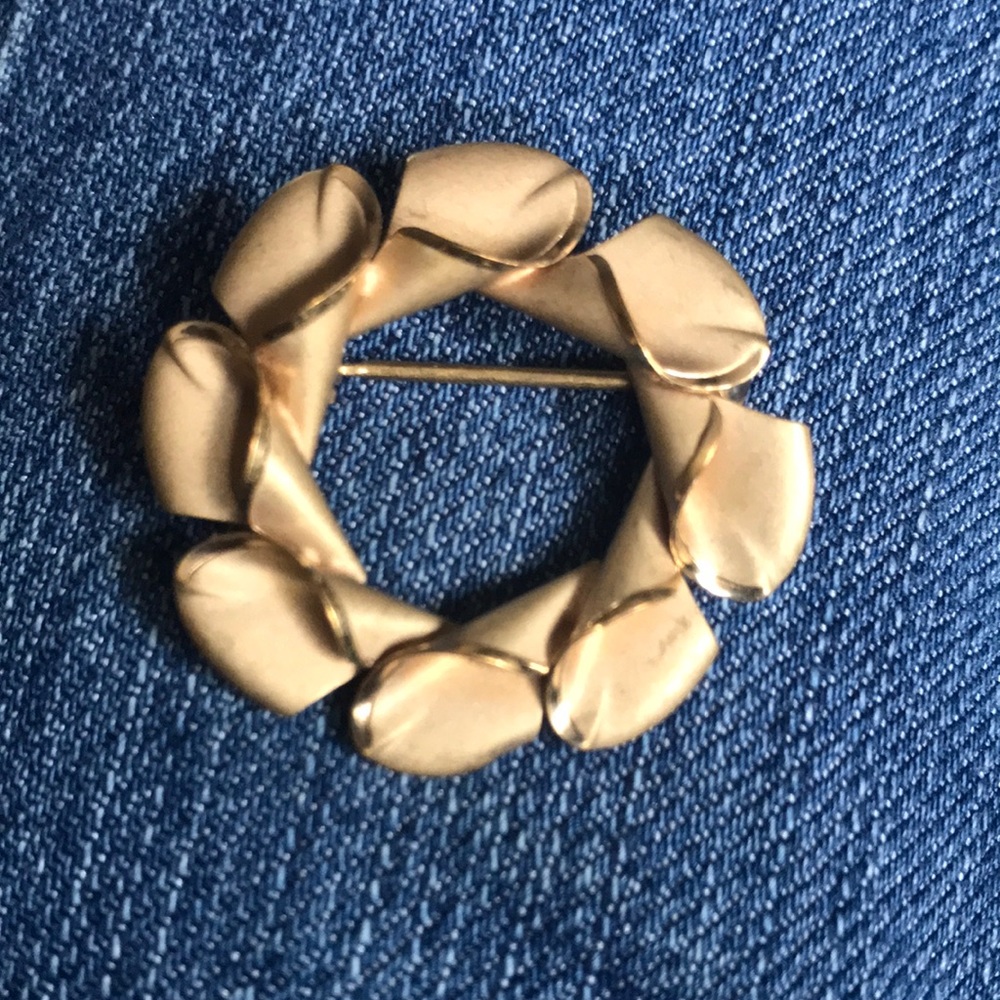 Unique Vintage Classic Leafy Wreath Shape 14kt/1/20 Gold filled, signed brooch.